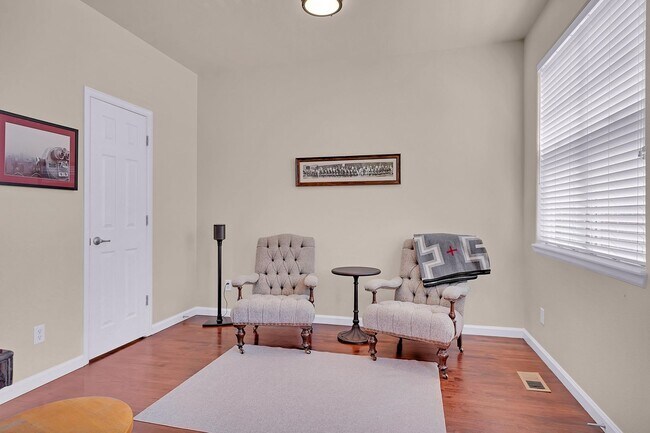 Building Photo - Immaculate 3 Bedroom Townhome Near Downtown COS