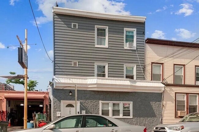 Building Photo - 705 8th St