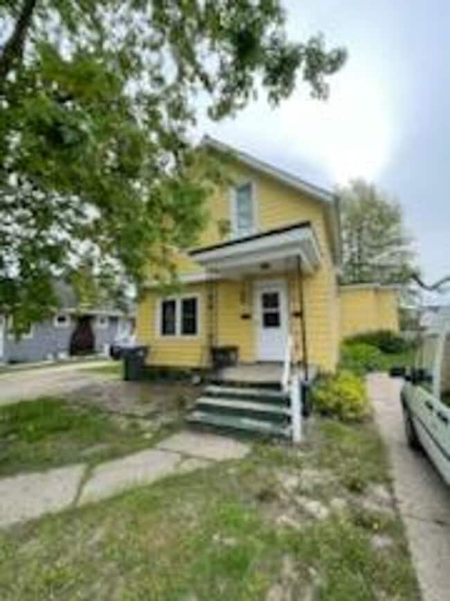 Building Photo - 412 S 8th St