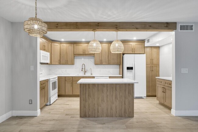 Building Photo - 1575 SW Silver Pine Way