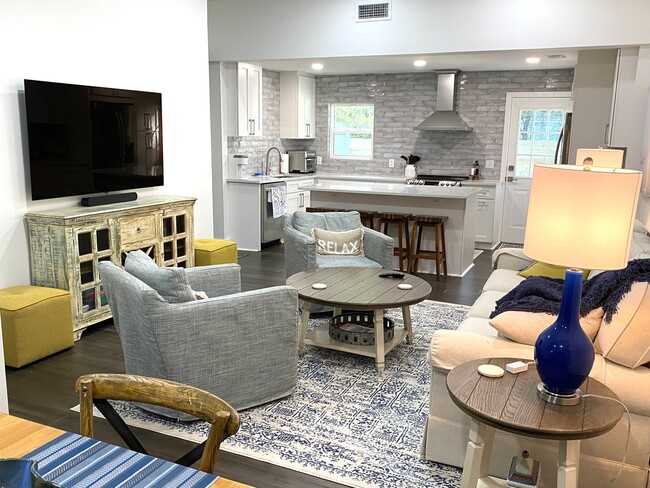 Building Photo - A Stones Throw to the Historic District