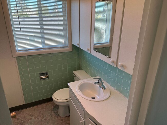 Building Photo - Large upstairs 2 bedroom apartment!