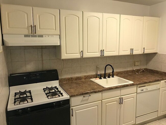 Building Photo - "Charming 1-Bedroom Haven with Granite Touches & Gleaming Hardwood - 800 Sq Ft Gem in The Bronx!"