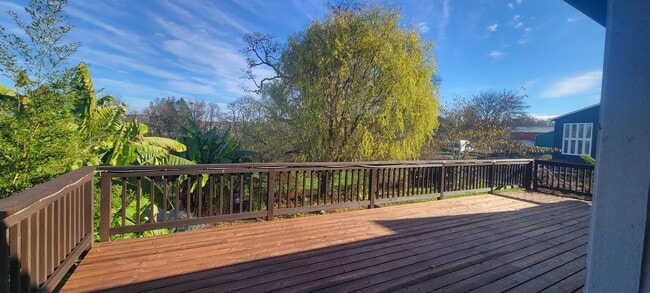 Building Photo - 125 S Ash St