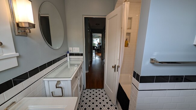 Building Photo - Great Seabright area 2/1 Fully Furnished Home