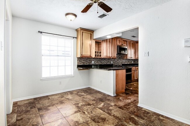 Building Photo - 505 Heathgate Dr