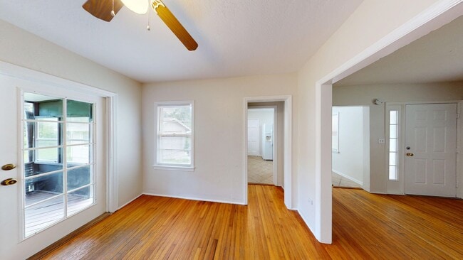 Building Photo - Charming 2 Bedroom/ 1 Bathroom Home with D...