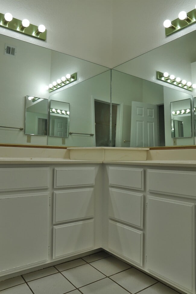 Building Photo - 54015 Avenida Juarez