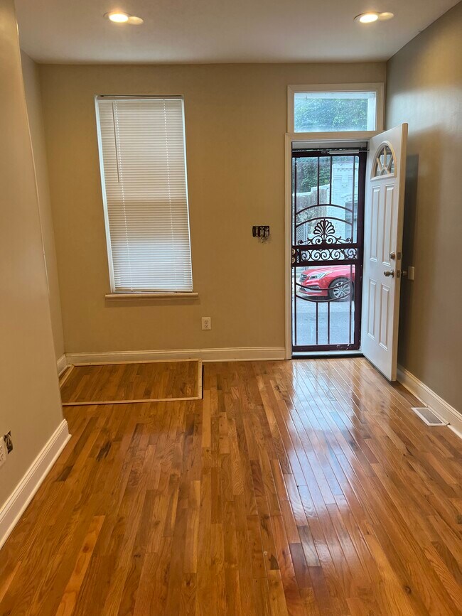 Entry - 870 Carroll St