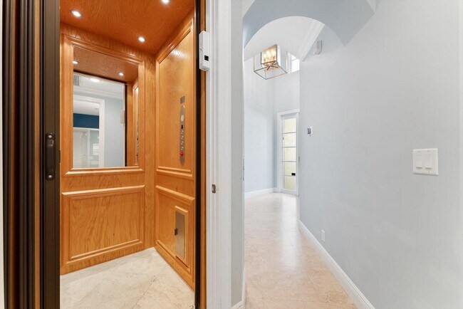 Building Photo - 604 NE Francesca Ln