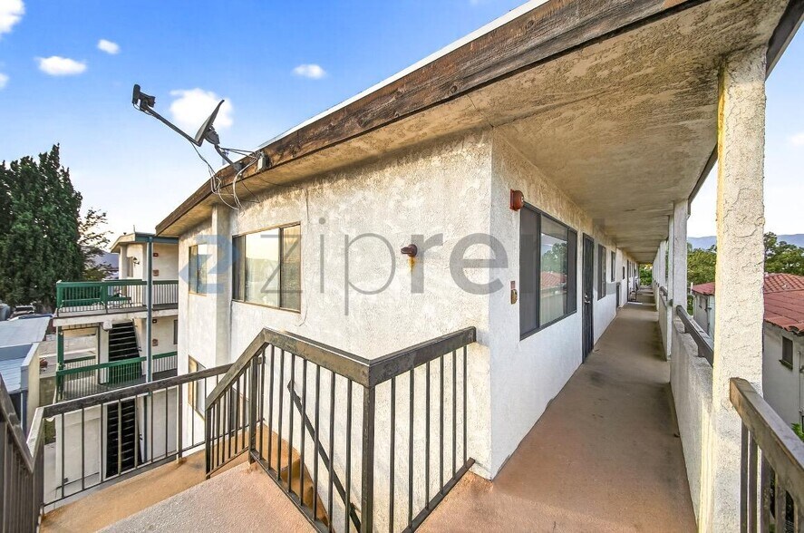 Building Photo - 1004 E Garfield Ave