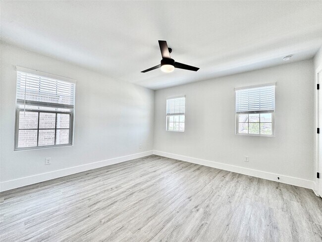 Building Photo - 8736 Kington