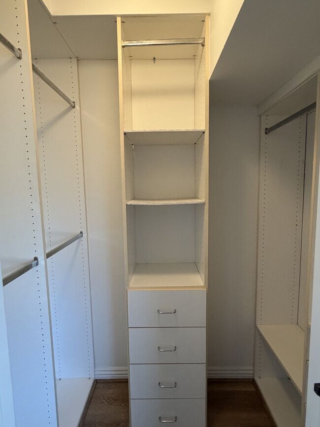 Building Photo - Updated modern townhouse 3 bed 1.5 bath