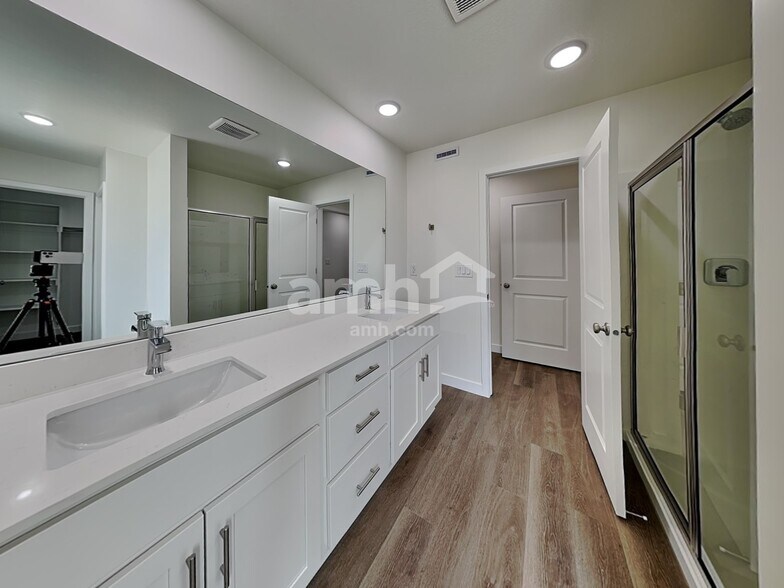 Building Photo - 1256 W Mahogany St