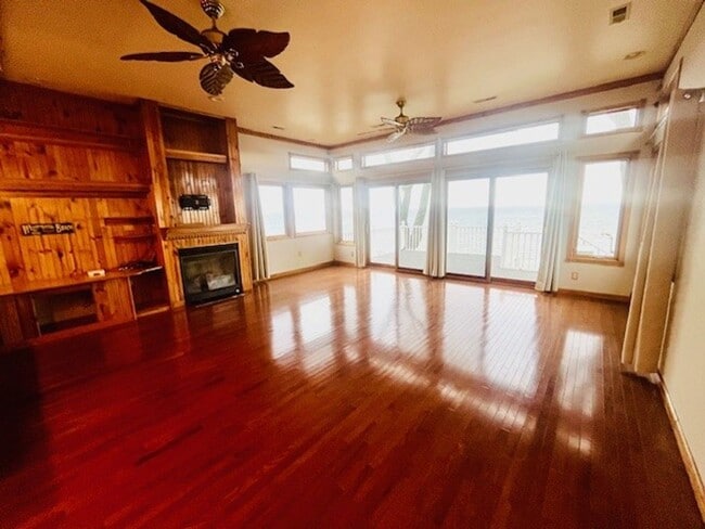 Building Photo - Gorgeous Water Front Home with Beach Access