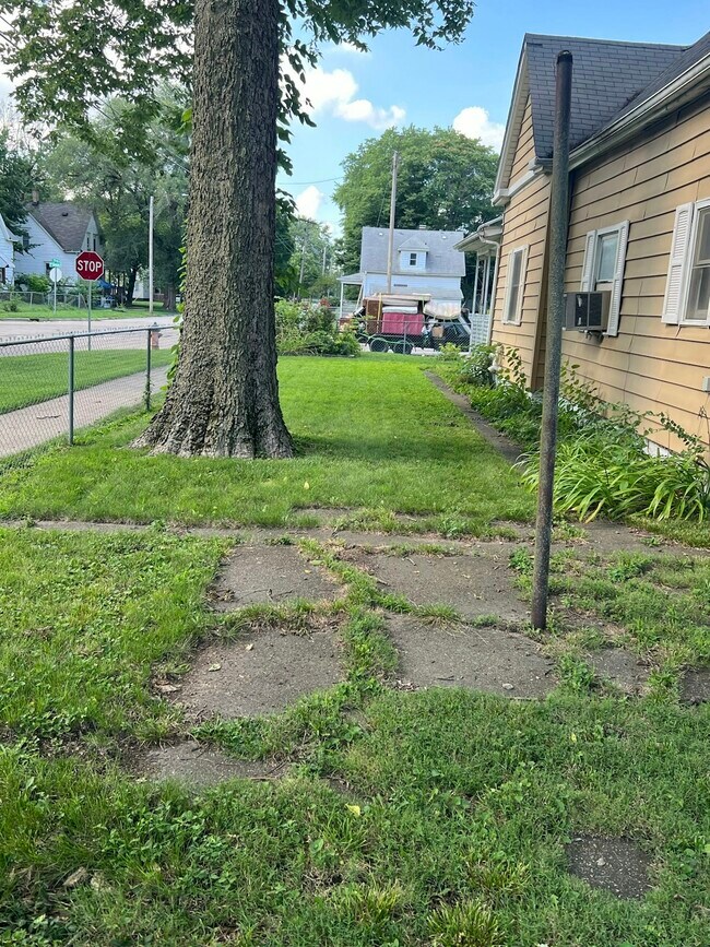 Building Photo - 403 E Division St