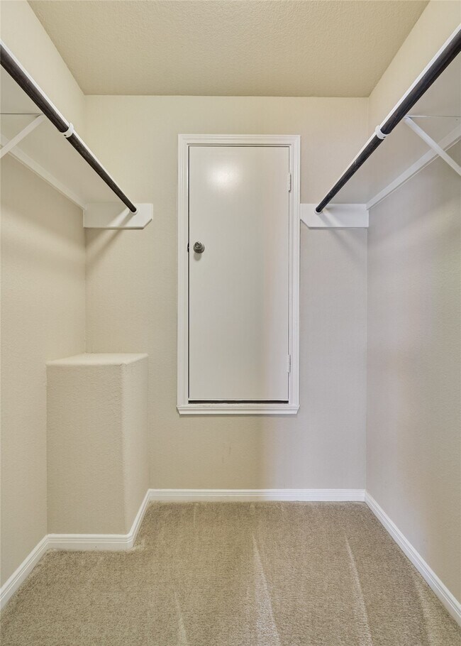 Building Photo - 8934 Alcina Dr