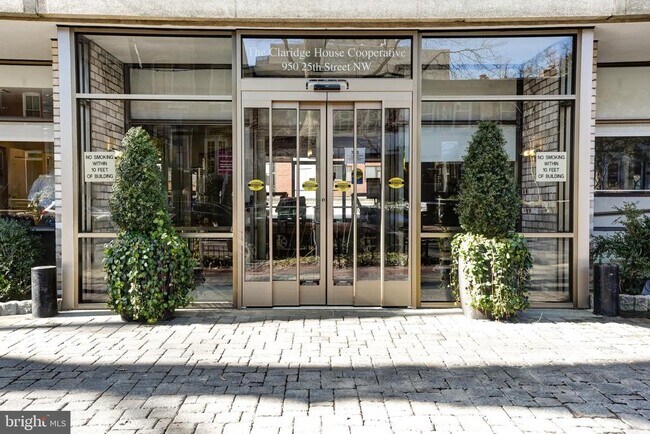 Building Photo - 940 25th St NW