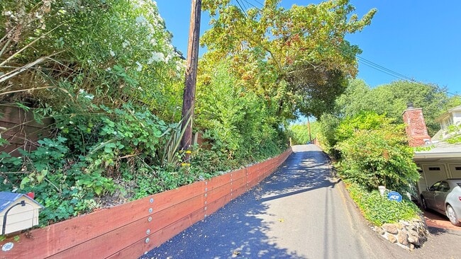 Building Photo - 18 S Trail