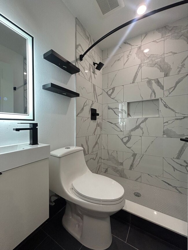 Building Photo - 612 N 39th St