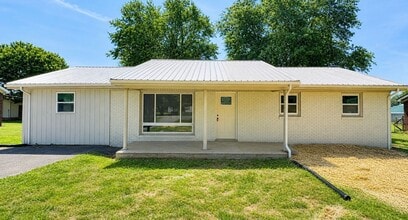 Building Photo - Spacious & Updated 4 Bedroom Home!