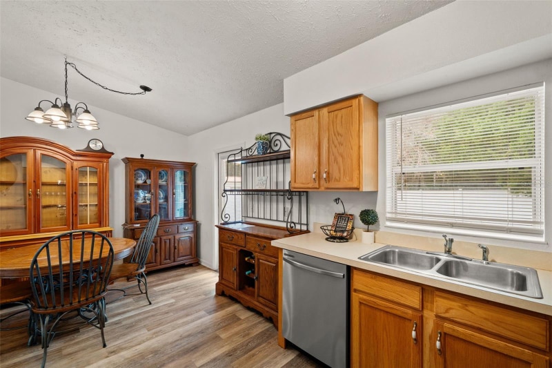 Building Photo - 6621 W Robin Ln