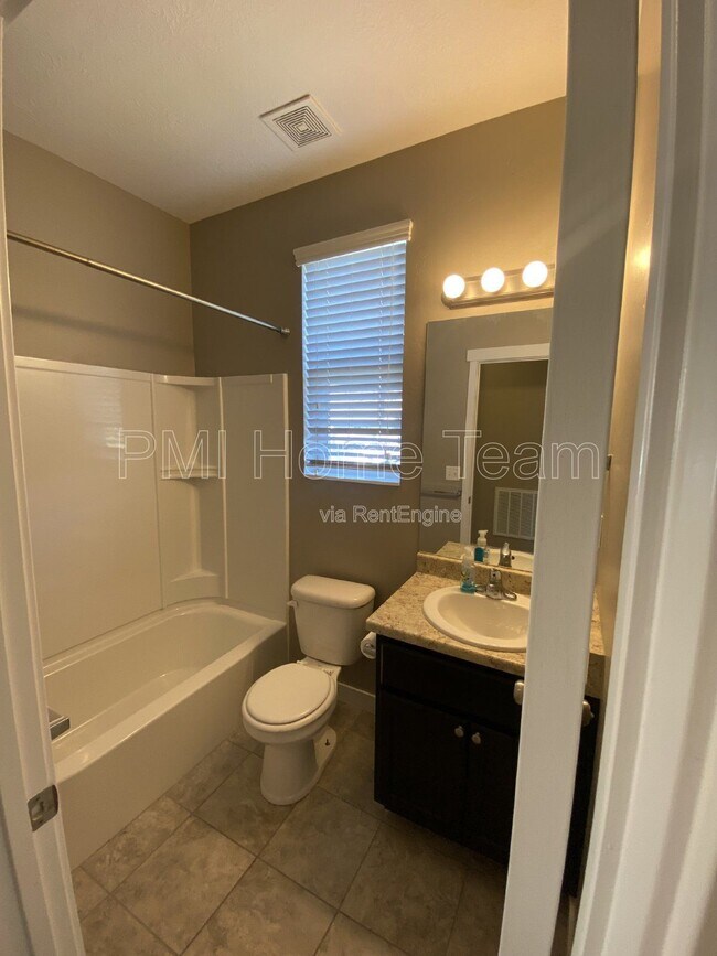 Building Photo - 972 Stonehaven Dr