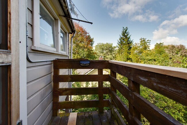 Building Photo - 1913 SE Stark St