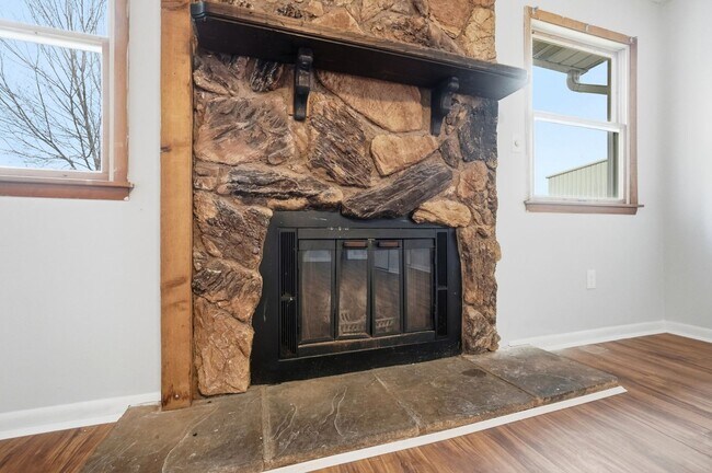 Building Photo - Three Bedroom Home in Hamilton!