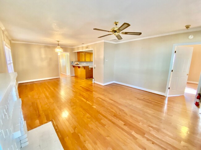 Building Photo - Adorable Home in Mid-town Sacramento!