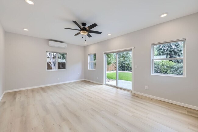 Building Photo - Wonderful West Old Town Home! A must see! ...