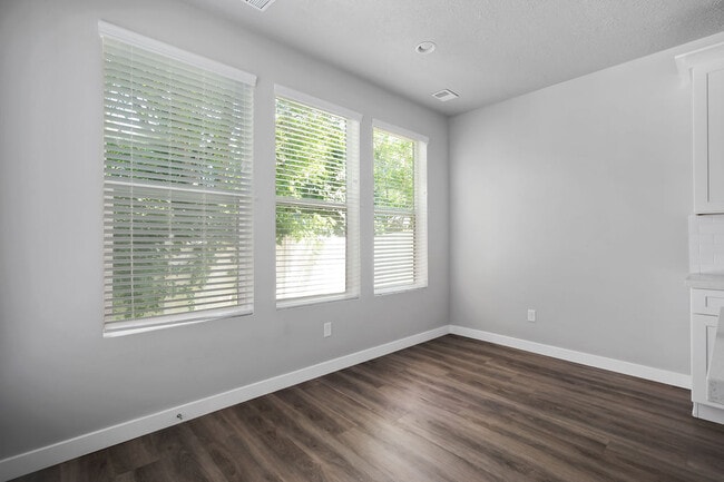Building Photo - 735 E Zekes Ct