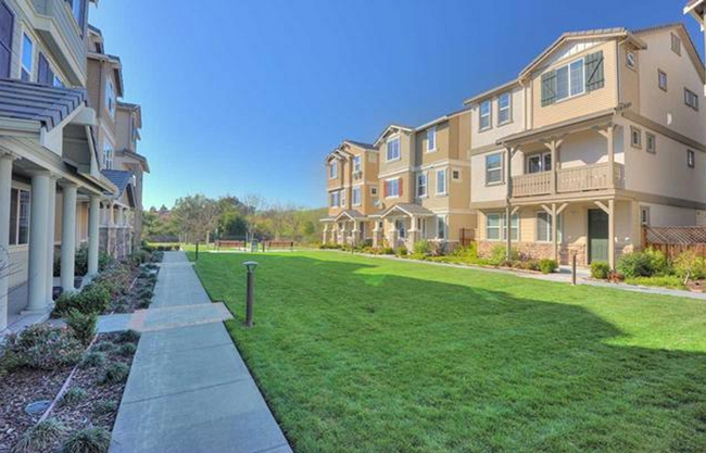 Building Photo - Emerald Vista Luxurious Townhome