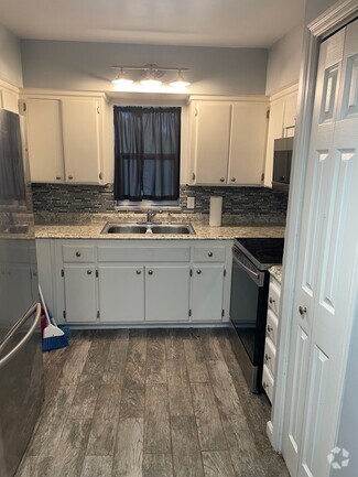 Building Photo - 677 Royal Palm Blvd