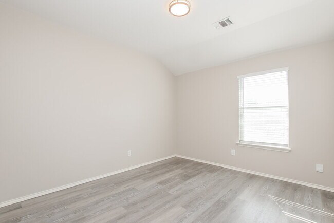 Building Photo - 121 Castle Dr