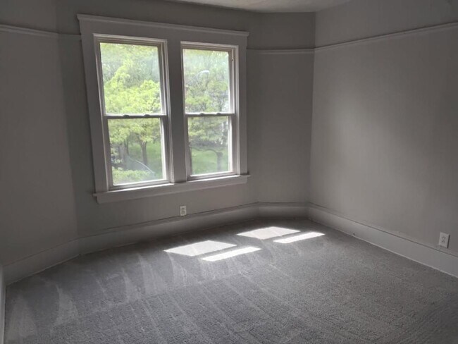 Building Photo - 2215 E 80th St