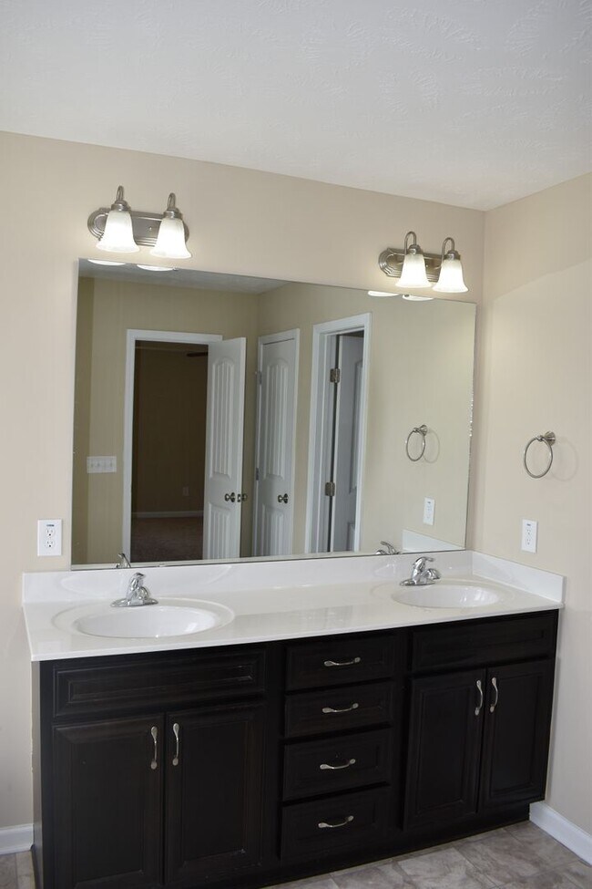 Building Photo - 3 bed 2.5 Bath Minutes from Lillington
