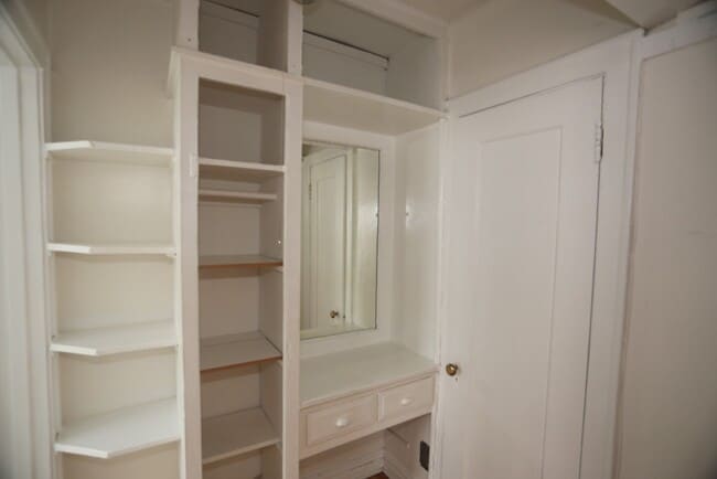 Building Photo - 533 W Roscoe St