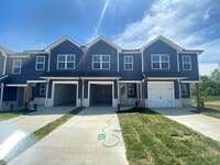Building Photo - Spacious 3BR Townhome with Modern Finishes & Lawn Care Included!