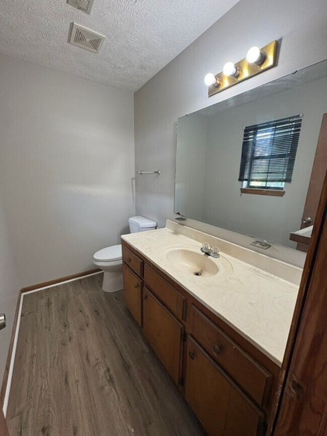 Building Photo - 40 Yarber St