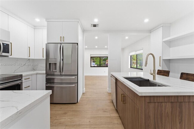 Building Photo - 121 SW 71st Ave
