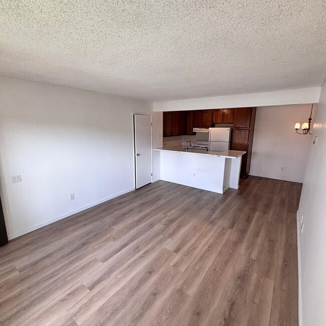 Building Photo - LIGHT & BRIGHT UPGRADED, 2 BEDROOM CONDO, ...