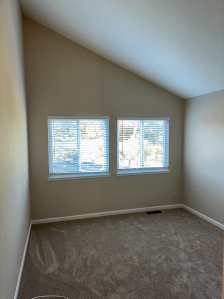 Building Photo - 242 N San Pedro Rd