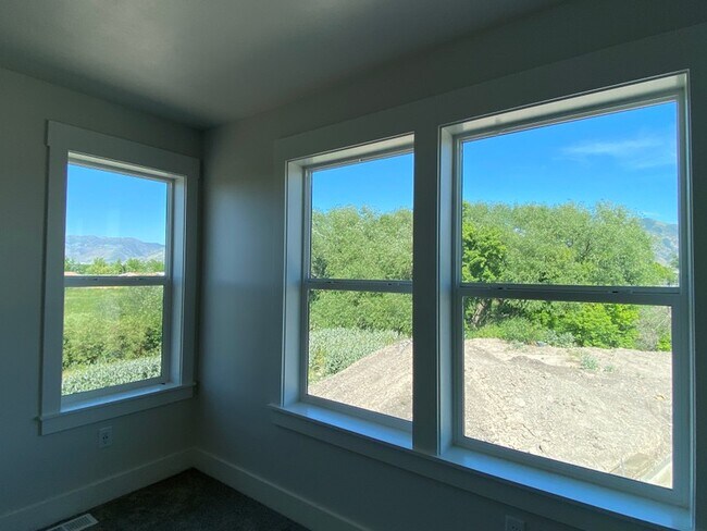 Building Photo - 1403 W Creekside Dr