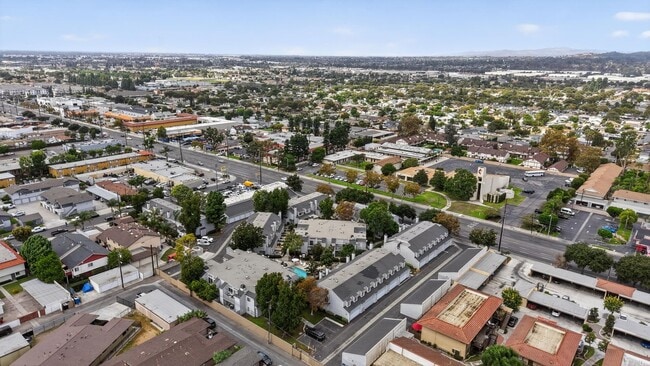 Building Photo - Spacious 3-Bedroom Townhome in Orangethorp...