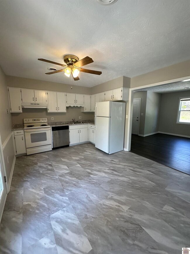 Building Photo - 210 Walnut Dr
