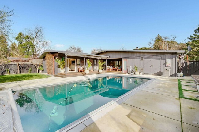 Building Photo - Stunning Mid-Century Modern 3bed/2.5 bath ...