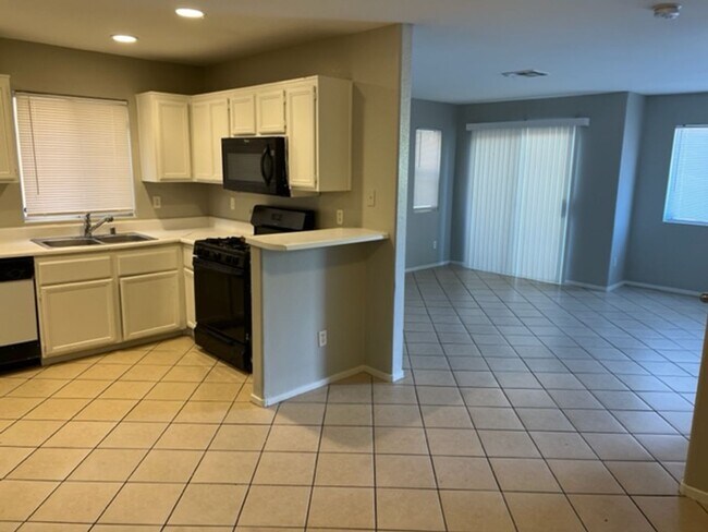 Building Photo - 3 Bedroom located in Gated Community!!