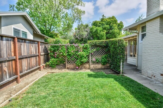 Building Photo - Nice 4 Bedroom Rancher