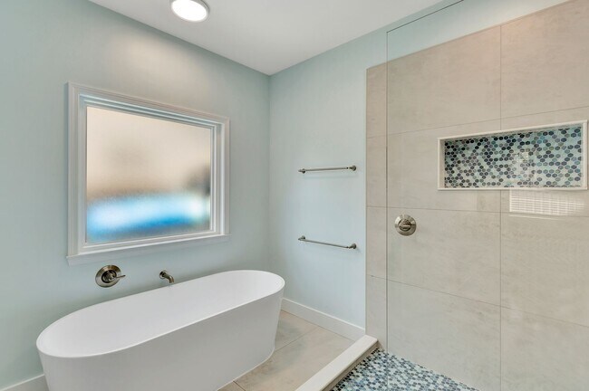 Building Photo - Charming Charleston National Home